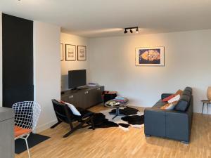 sala de estar con sofá y TV en Parc & Dunes en Knokke-Heist