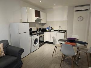 Kuchyň nebo kuchyňský kout v ubytování Lanzamar 2 bedroom