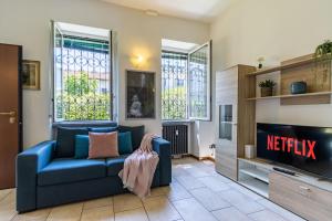 a living room with a blue couch and a tv at [Sweet Arona] Beautiful Apartment, Netflix - Wi-Fi in Arona