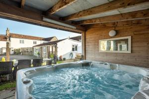 Φωτογραφία από το άλμπουμ του The Farmhouse with two hot tubs σε Siston