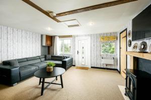 ครัวหรือมุมครัวของ The West Barn near Bath, sleeps 24 and 2 hot tubs