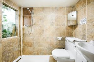 ห้องน้ำของ The West Barn near Bath, sleeps 24 and 2 hot tubs +69 ภาพ
