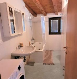 A bathroom at Il nido in montagna Mountain Lake Iseo Hospitality