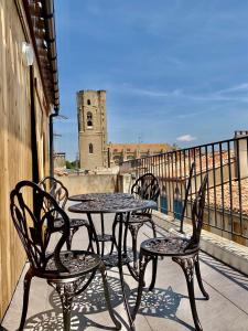 a table and chairs on a balcony with a tower at Rooftop Standing Place Carnot in Carcassonne