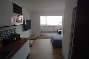 a room with a bed and a kitchen and a living room at La Junior Suite in Soorts-Hossegor