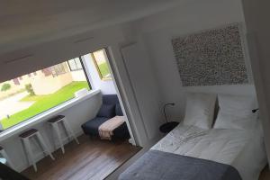 niewielka sypialnia z łóżkiem i oknem w obiekcie La Junior Suite w mieście Soorts-Hossegor