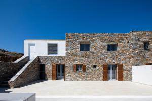 kamienny budynek ze schodami i niebieskim niebem w obiekcie KEA 360 VILLAS- Apollos Alcove w mieście Pisses