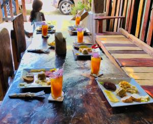 einen langen Tisch mit Speisen und Getränken in der Unterkunft Baby Rustic in Punta Rucia