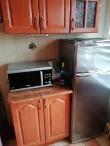 una cucina con forno a microonde e frigorifero di Retro CHARME CENTRUM obok szpitala a Białystok