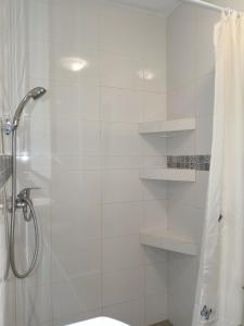 ein Badezimmer mit Dusche und Duschvorhang in der Unterkunft Solorena in Junoszyno + 157 Fotos