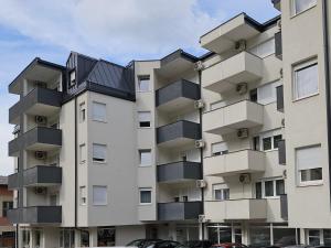 ein Apartmenthaus mit Balkon darauf in der Unterkunft ADAV Luxus Apartment in Visoko