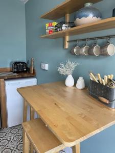 cocina con mesa de madera en una habitación en Cosy 2 bed flat in Crickhowell, en Crickhowell