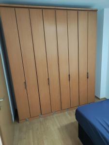 una fila de puertas de madera en el armario de un dormitorio en Ferienwohnung neben HBF, en Gera