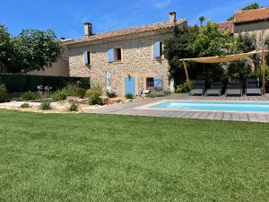 Villa con piscina frente a una casa en mas provençale jardin piscine, en Saint-Cyr-sur-Mer