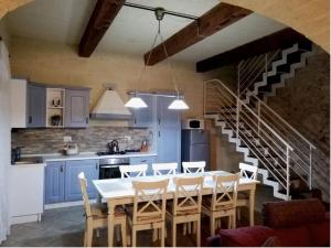 ナダにある18, Taz-Zghar Farmhouseのキッチン(テーブル、椅子、階段付)
