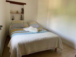 Ένα ή περισσότερα κρεβάτια σε δωμάτιο στο mas provençale jardin piscine