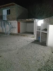un garaje vacío por la noche con un edificio en Buena Vista 1 en Villa Seca