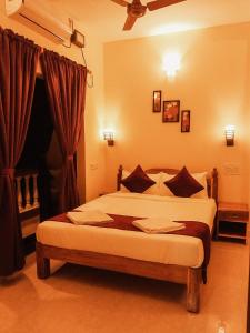 a bedroom with a large bed in a room at Casa De Menorah in Nerul