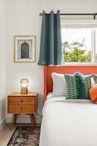 1 dormitorio con cama y ventana en East Village Arts District, King Suite with Sofa Bed NRP23-01221 en Long Beach