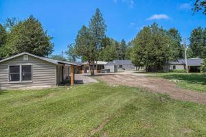 une maison avec une cour devant une maison dans l'établissement Pickleball Paradise, à South Haven