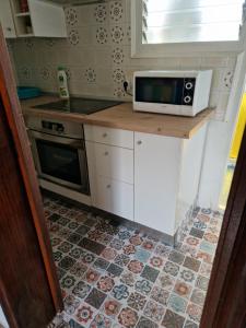 a kitchen with a microwave on top of a counter at Apartamento cerca del centro in Vilanova i la Geltrú