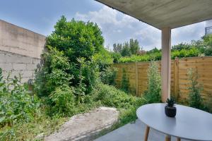 d'une terrasse avec une table blanche et une clôture. dans l'établissement AmorAmor ~ T2 Romantique, à Vierzon