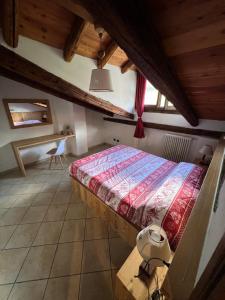 una camera da letto con un letto grande in una mansarda di Maison Moline ad Aosta
