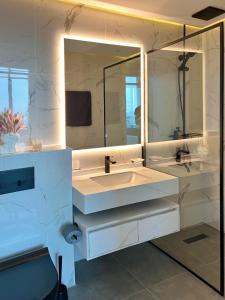 Koupelna v ubytování Luxury-Designer 1 BR Sea View