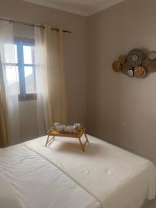 una habitación con una cama con una mesa encima en Oxo Kamara Apartment, en Karpathos