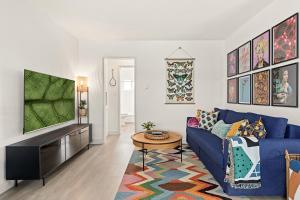 Μια τηλεόραση ή/και κέντρο ψυχαγωγίας στο East Village Arts District, King Suite with Sofa Bed NRP23-01221