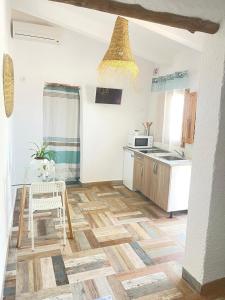 cocina con mesa y silla en una habitación en Finca el atardecer - Apartamento Sol, en Los Santos de Maimona