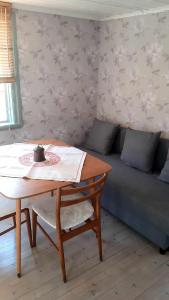 sala de estar con mesa y sofá en Lunden, en Vittaryd