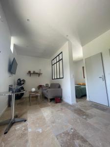 a living room with a couch and a tv at L'Echo de la nature in Sasseville