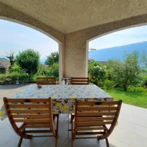 een eetkamer met een tafel en stoelen bij Le Lac in Tresserves