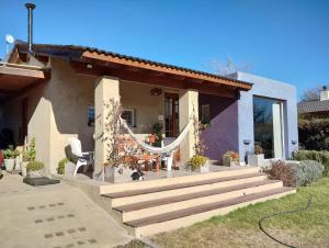 dom z gankiem i schodami przed nim w obiekcie Casa frente al golf w mieście La Cumbre