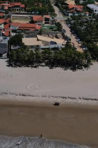 ALIZE CUMBUCO في كومبوكو: اطلالة جوية على شاطئ فيه شخص واقف على الرمال