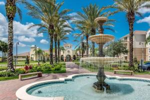 a fountain in the middle of a courtyard with palm trees at Vista Cay Condo near Conventional Center Universal, See world, Disney 8 in Orlando