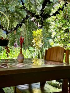 una mesa con un jarrón encima en Pousada Horizonte Azul, en Isla de Boipeba