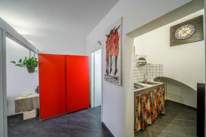 - une armoire rouge dans une chambre avec lavabo dans l'établissement CASA NINNI, à Catane