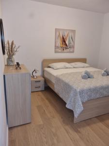Posteľ alebo postele v izbe v ubytovaní Apartment Roko (10m from the beach)
