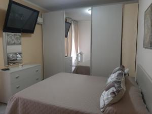 Кровать или кровати в номере Holiday House NELLINA