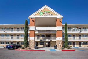 Un hotel con un estacionamiento enfrente. en Extended Stay America Suites - El Paso - Airport, en El Paso