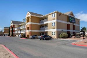 un gran edificio con coches estacionados en un estacionamiento en Extended Stay America Suites - El Paso - Airport, en El Paso