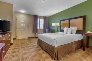 エルパソにあるExtended Stay America Suites - El Paso - Airportの大きなベッドと薄型テレビがあるホテルの部屋