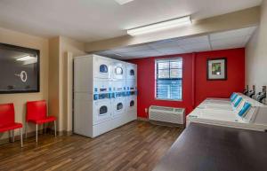 een grote kamer met een wasmachine en droger bij Extended Stay America Suites - Fort Wayne - South in Fort Wayne