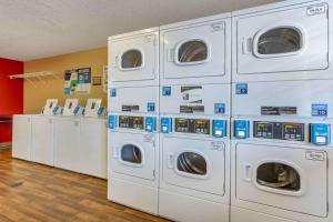 un montón de lavadoras en una lavandería en Extended Stay America Suites - El Paso - Airport, en El Paso