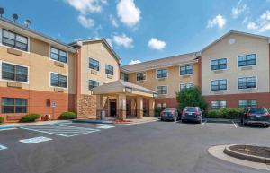 um hotel com carros estacionados num parque de estacionamento em Extended Stay America Suites - Dayton - North em Dayton