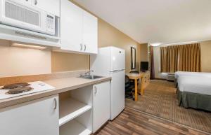 a small room with a kitchen and a bed at Extended Stay America Suites - Cincinnati - Blue Ash - Kenwood Road in Blue Ash