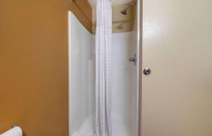 La salle de bains est pourvue d'une porte de douche avec rideau de douche. dans l'établissement Extended Stay America Suites - Cincinnati - Blue Ash - Kenwood Road, à Blue Ash 35 autres photos