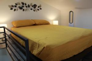 En eller flere senge i et værelse på Lirios Tiny House en Valle de Guadalupe